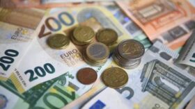 Евро дешевеет к доллару перед выходом данных о промышленном производстве в еврозоне
