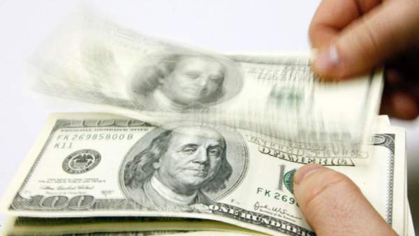 Read more about the article Курс евро к доллару снижается до $1,1716 после публикации макростатистики США