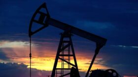 Нефть дешевеет на фоне геополитики и итогов встречи ОПЕК+