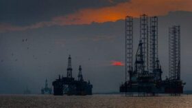 Нефть дешевеет на слабой уверенности в важности событий в Венесуэле для рынка