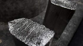 Стоимость платины обновила исторический рекорд, достигнув $2700 за тройскую унцию