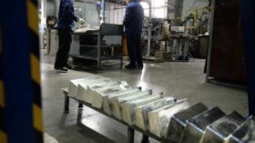 Цена на серебро ускорила падение почти до 12%