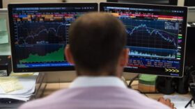 Российский рынок акций в основные торги растерял утренний рост и снижается