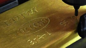 Стоимость золота снижается после отказа Трампа от новых импортных пошлин