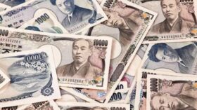 Курс иены слабо снижается к доллару после выступления главы центробанка Японии Уэды