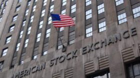 Фондовые индексы США в основном растут на фоне статистических данных
