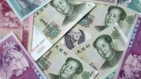 Курс юаня на Мосбирже снизился на 5 коп к рублю после небольшого роста на старте