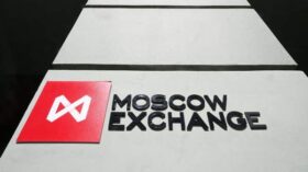 Российский рынок акций снизился второй день подряд, опустившись ниже 2700 пунктов