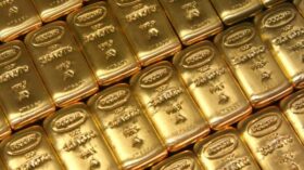 Стоимость золота снижается на 3% на ожиданиях ослабления геополитической напряженности