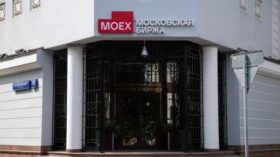 Курс юаня на Мосбирже снизился во второй половине дня после решения ЦБ по ставке