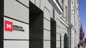 Российский рынок акций в основные торги остается в легком минусе