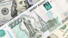 Внебиржевой курс доллара составил 83,19 рубля впервые с 26 сентября