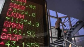 Рынок акций РФ незначительно растет в начале торгов нового квартала