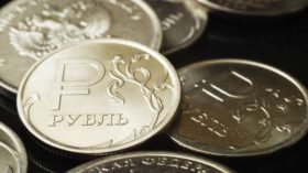 Рубль притормозил в росте против юаня на Мосбирже после трех дней роста