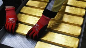 Стоимость золота снижается на 2,4% после заявлений Трампа о Ближнем Востоке