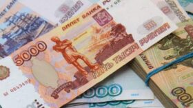 Курс рубля снизился к юаню на фоне дешевеющей нефти и ухудшения геополитической обстановки