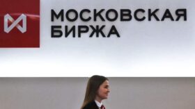 Физический объем сделок с золотом на Мосбирже в январе-апреле вырос почти в 2,3 раза