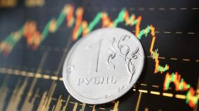 Курс юаня на Мосбирже падал на 17 копеек относительно предыдущего закрытия, до 11,44 рубля